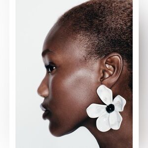 Zara NWT Flower Earrings Grey/White. Resin